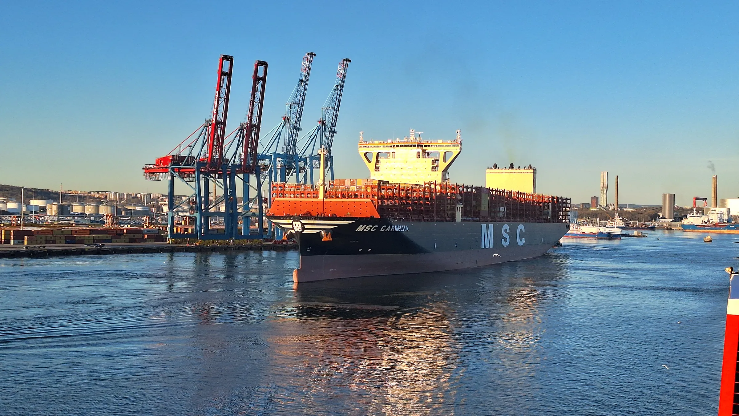 Bilde av containerskip i Gøteborg containerhavn.