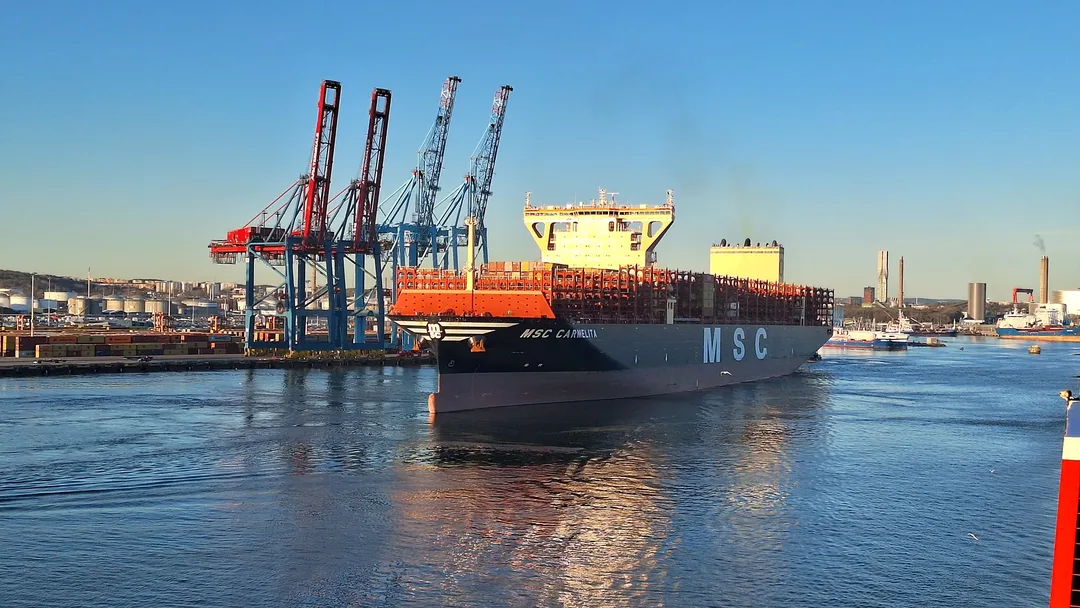 Bilde av containerskip i Gøteborg containerhavn.