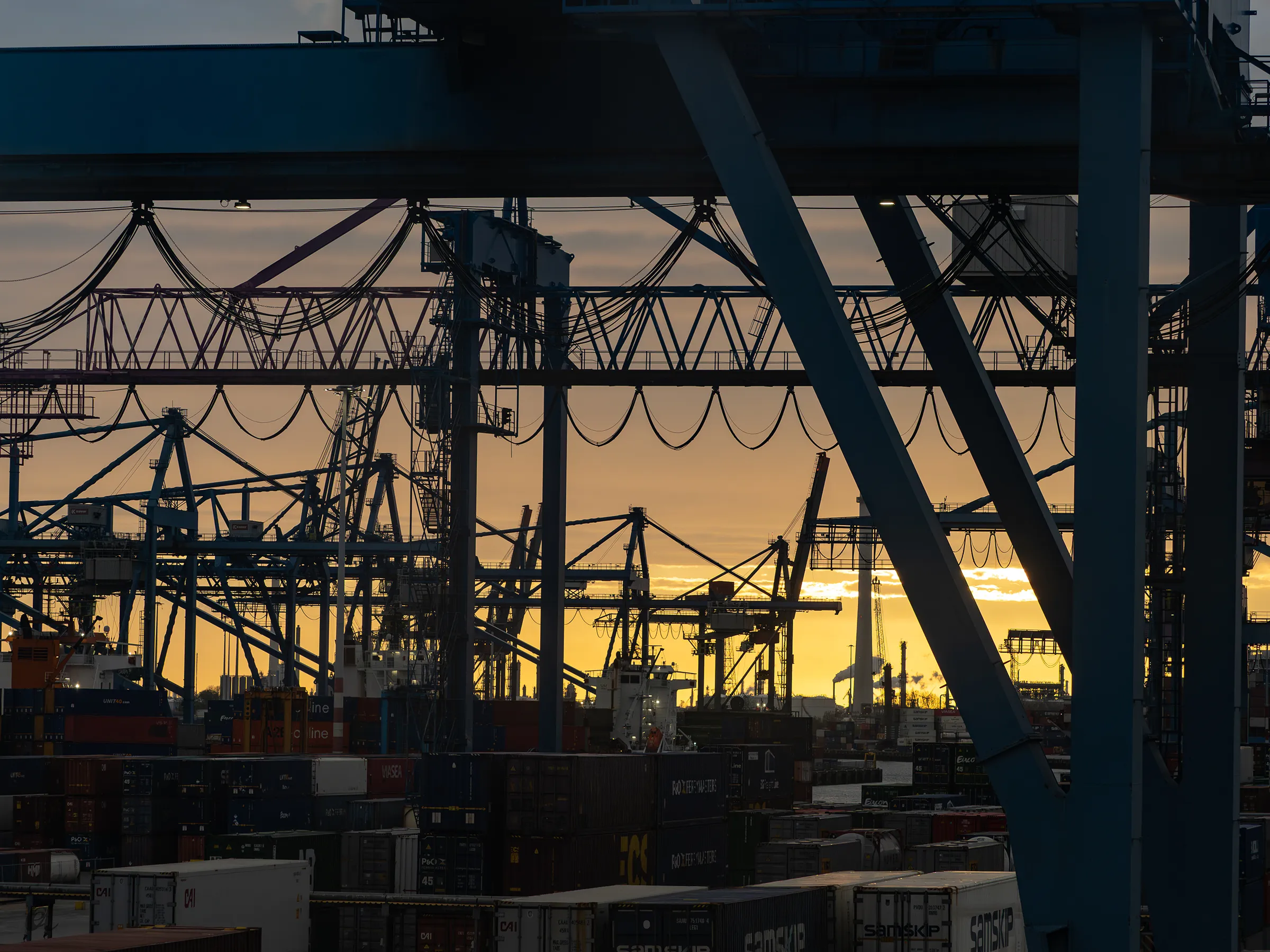 bilde av lastekraner i containerhavn