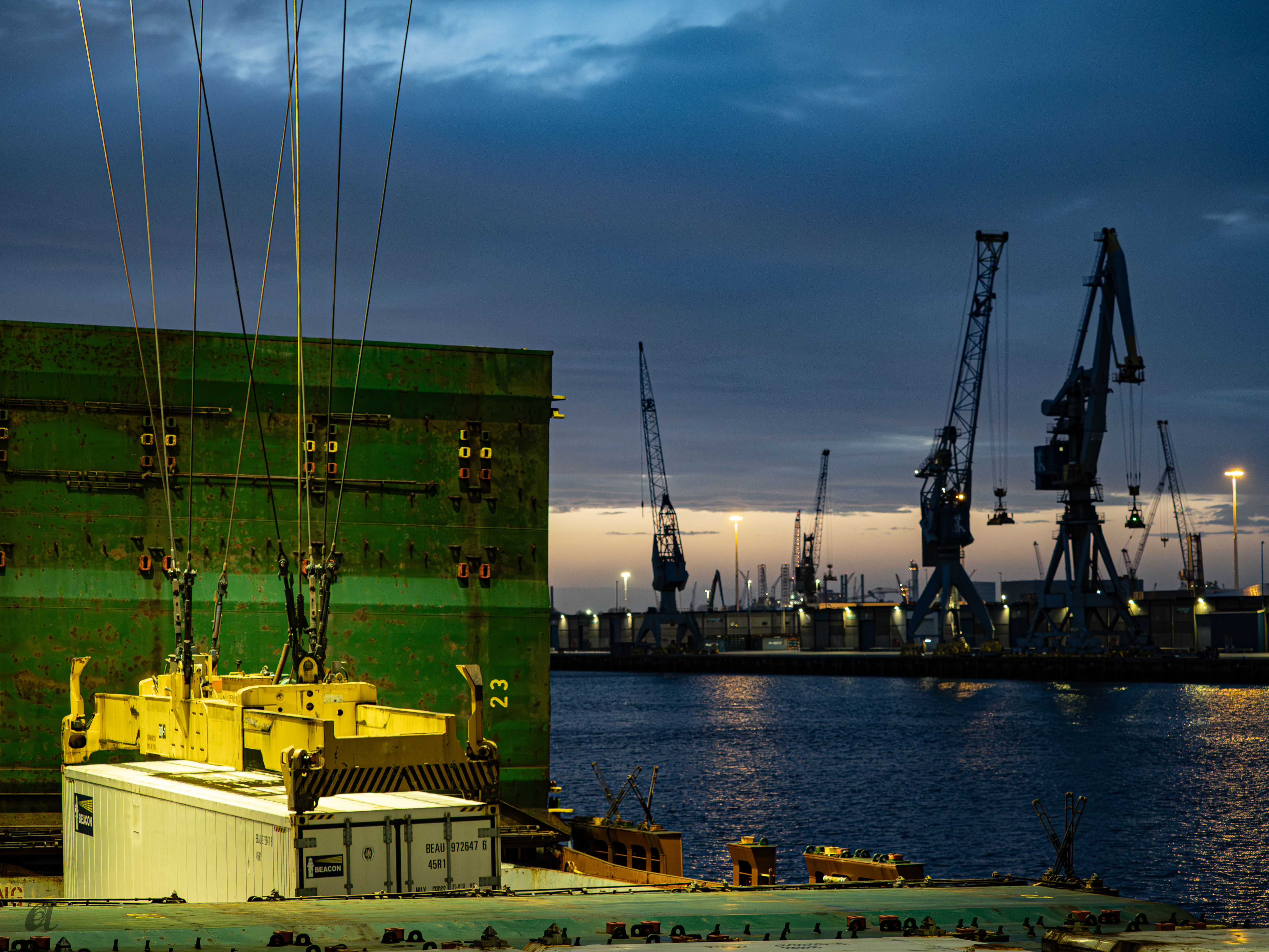 bilde av container som lastes ombord i skipet