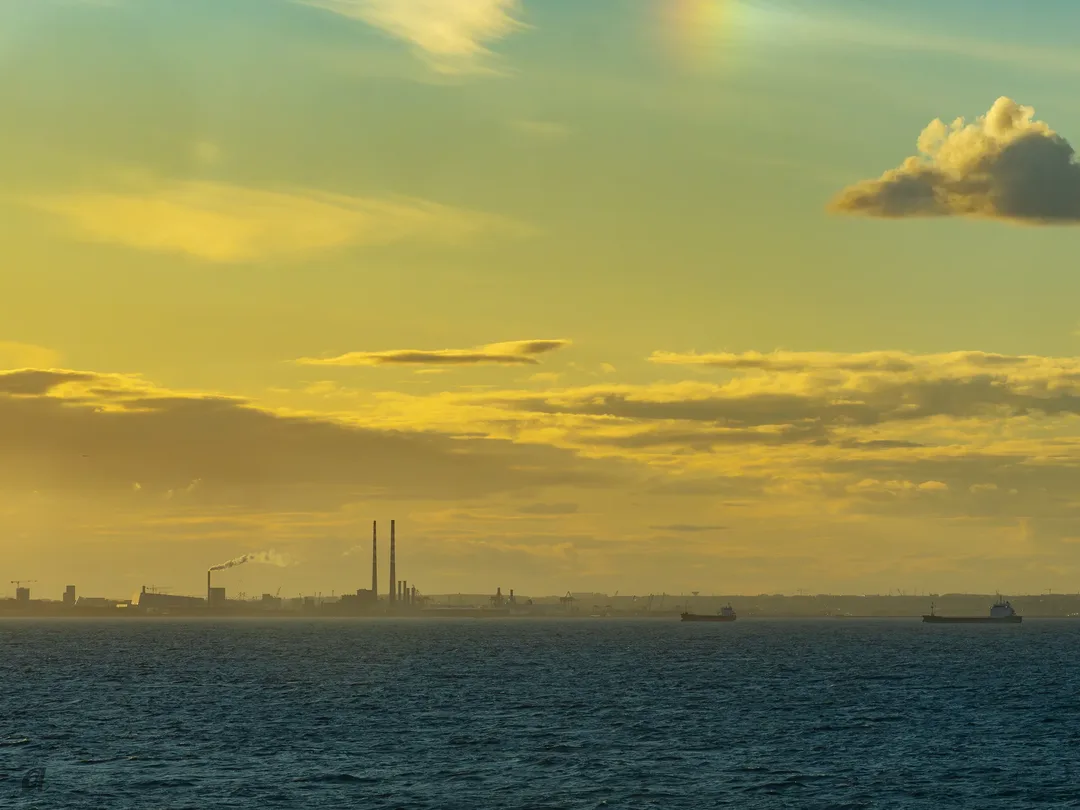 bilde mot innseilingen til havna i Dublin