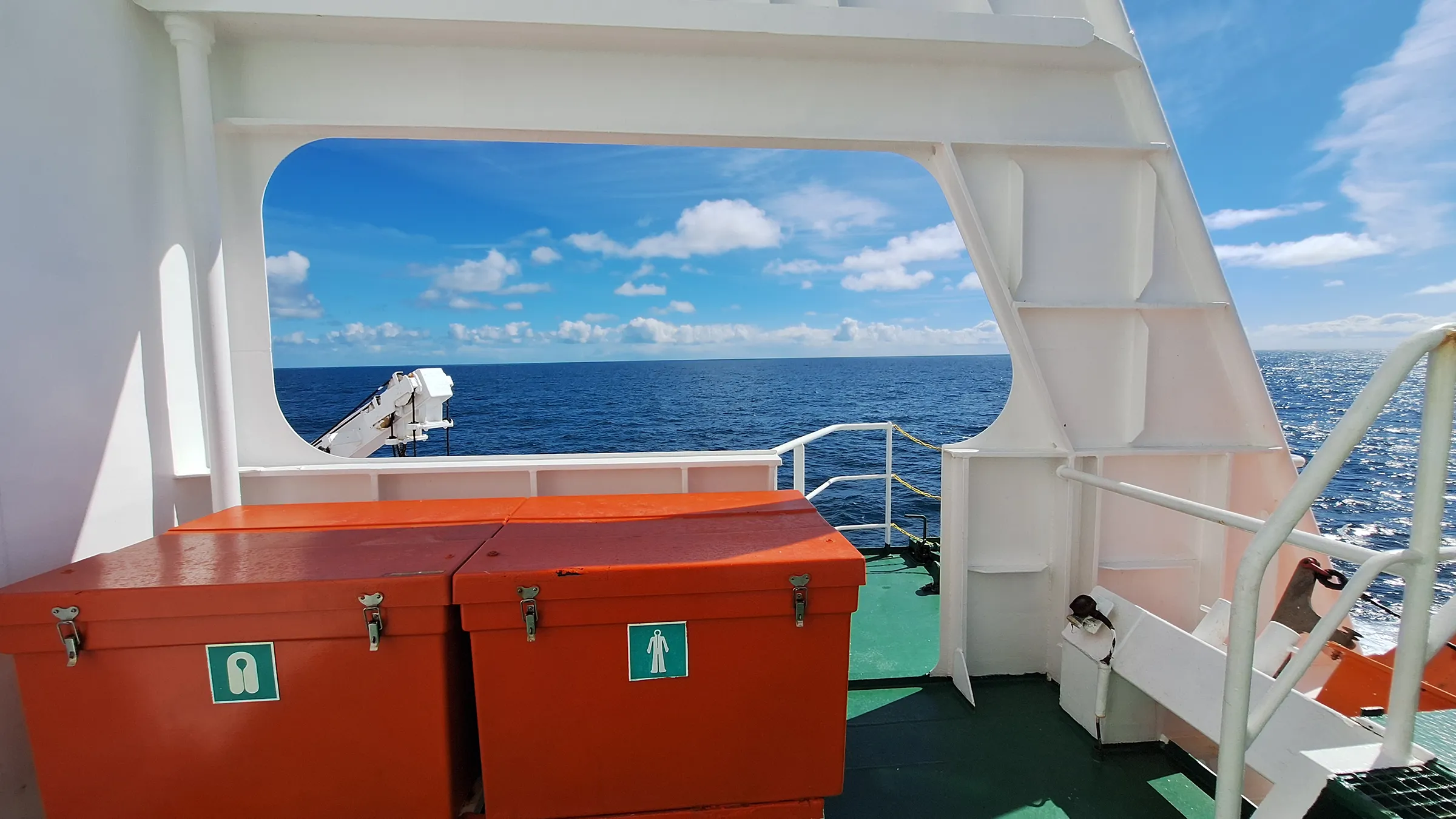 Bilde fra skipet ut mot havet.